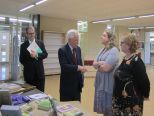 El Dr. Isidre Molas i Batllori i les Sres. Montserrat Catafal i Carmen Farr