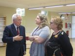 El Dr. Isidre Molas i Batllori i les Sres. Montserrat Catafal i Carmen Farr